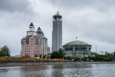 Moskva Nehri 'nin kıyısındaki modern binalar, Moskova, Rusya. Nehirde bir yolcu gemisi oluştur. 