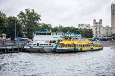 Yağmurlu bir günde Moskova, Moskva Nehri boyunca yelken açan gemi bulutlu bir arka planda..