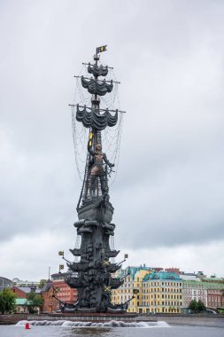 Moskova 'daki Moskva Nehri' ndeki Büyük Peter heykeli elinde altın bir parşömen tutarak bir gemi kulesinin tepesinde duruyor. Peter Alexeyevich, Rusya 'nın Çarlık' ını ve daha sonra da Rus İmparatorluğu 'nu yönetiyordu.