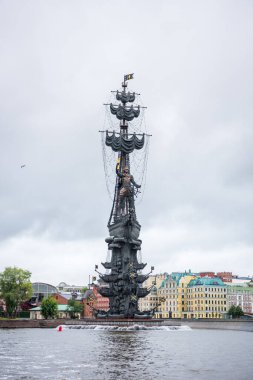Moskova 'daki Moskva Nehri' ndeki Büyük Peter heykeli elinde altın bir parşömen tutarak bir gemi kulesinin tepesinde duruyor. Peter Alexeyevich, Rusya 'nın Çarlık' ını ve daha sonra da Rus İmparatorluğu 'nu yönetiyordu.