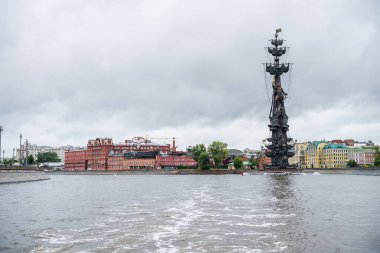 Moskova 'daki Moskva Nehri' ndeki Büyük Peter heykeli elinde altın bir parşömen tutarak bir gemi kulesinin tepesinde duruyor. Peter Alexeyevich, Rusya 'nın Çarlık' ını ve daha sonra da Rus İmparatorluğu 'nu yönetiyordu.