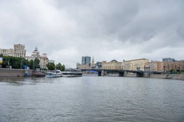 Moskva Nehri 'nin kıyısındaki modern binalar, Moskova, Rusya. Nehirde bir yolcu gemisi oluştur. 