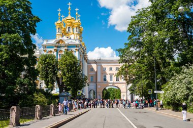 Catherine Sarayı 'nın altın kubbeleri, Rusya' nın St. Petersburg kentinin 30 km güneyindeki Tsarskoye Selo kasabasında bulunan bir Rococo sarayı. Rus Çarları 'nın yazlık eviydi.