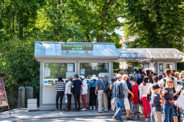 Turistler Catherine Sarayı 'nın kapısından bilet alıyorlar, bir Rococo sarayı, Rus Çarlar' ın yazlık evi. St. Petersburg, Rusya