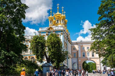 Catherine Sarayı 'nın altın kubbeleri, Rusya' nın St. Petersburg kentinin 30 km güneyindeki Tsarskoye Selo kasabasında bulunan bir Rococo sarayı. Rus Çarları 'nın yazlık eviydi.