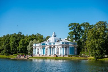 Büyük Göl 'ün kuzey tarafında yer alan ve Rus Çarı' nın yazlık ikametgahı olan, Rococo Sarayı 'nın kuzey tarafında bulunan Grotto Çadırı' nda. St. Petersburg, Rusya