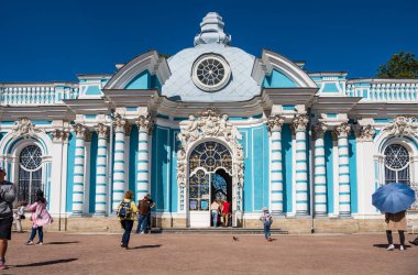 Büyük Göl 'ün kuzey tarafında yer alan ve Rus Çarı' nın yazlık ikametgahı olan, Rococo Sarayı 'nın kuzey tarafında bulunan Grotto Çadırı' nda. St. Petersburg, Rusya