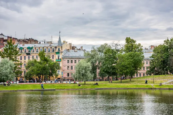 Öffentlicher Park Mit Historischen Gebäuden Und See Sankt Petersburg Russland — Stockfoto