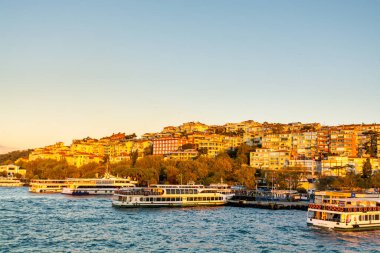 İstanbul, İstanbul, Türkiye 'deki Uskudar' da, İstanbul Boğazı 'nın Anadolu kıyısında gün batımında güzel binalar.