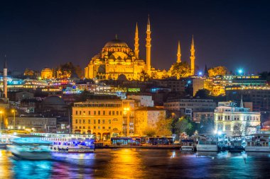 İstanbul 'un Üçüncü Tepesi' nde yer alan Osmanlı İmparatorluk Camii 'nin gece manzarası. Cami imparatorluk mimarı Mimar Sinan tarafından tasarlandı..