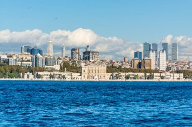 İstanbul 'un Beşiktaş ilçesinde yer alan Dolmabahce Sarayı, İstanbul Boğazı' nın Avrupa kıyıları ve İstanbul Boğazı 'nın kıyısındaki binalar.