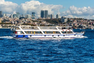 Avrupa ile Asya arasındaki kıta sınırının bir parçası olan İstanbul Boğazı 'nı geçen bir yolcu gemisi,