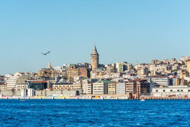 Ortaçağ taş kulesi olan Christea Turris adındaki Galata Kulesi ve İstanbul, Türkiye 'nin Karaköy semtinde, Haliç' in Boğaz ile olan kavşağının kuzeyindeki binalar..