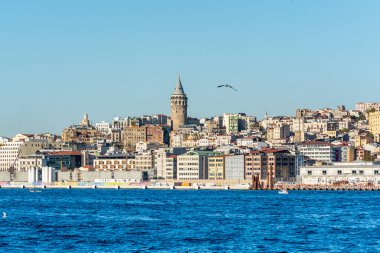 Ortaçağ taş kulesi olan Christea Turris adındaki Galata Kulesi ve İstanbul, Türkiye 'nin Karaköy semtinde, Haliç' in Boğaz ile olan kavşağının kuzeyindeki binalar..
