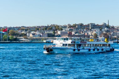 Avrupa ile Asya arasındaki kıta sınırının bir parçası olan İstanbul Boğazı 'nı geçen bir yolcu gemisi,