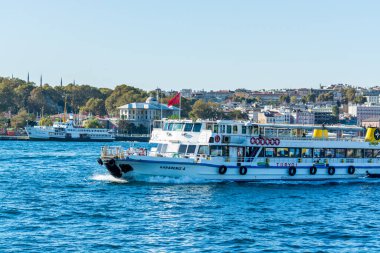 Avrupa ile Asya arasındaki kıta sınırının bir parçası olan İstanbul Boğazı 'nı geçen bir yolcu gemisi,