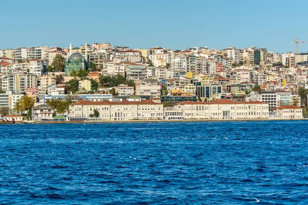 İstanbul, Türkiye 'de İstanbul Boğazı' nın kıyısındaki tarihi binalar.