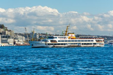 Avrupa ile Asya arasındaki kıta sınırının bir parçası olan İstanbul Boğazı 'nı geçen bir yolcu gemisi,