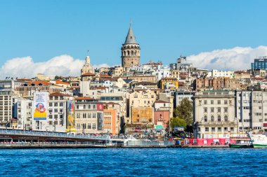 Ortaçağ taş kulesi olan Christea Turris adındaki Galata Kulesi ve İstanbul, Türkiye 'nin Karaköy semtinde, Haliç' in Boğaz ile olan kavşağının kuzeyindeki binalar..