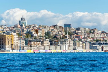 İstanbul, Türkiye 'de İstanbul Boğazı' nın kıyısındaki tarihi binalar.