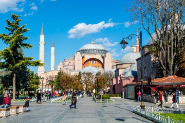 Eski Yunan Ortodoks Hıristiyan ataerkil katedrali olan Ayasofya Kompleksi, daha sonra bir Osmanlı imparatorluk camisi ve şimdi de İstanbul, Türkiye 'de bir müze.