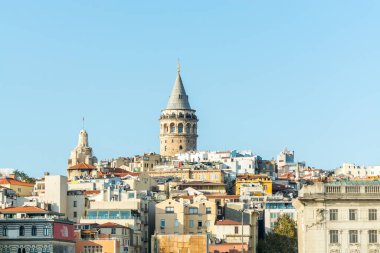 Ortaçağ taş kulesi olan Christea Turris adındaki Galata Kulesi ve İstanbul, Türkiye 'nin Karaköy semtinde, Haliç' in Boğaz ile olan kavşağının kuzeyindeki binalar..