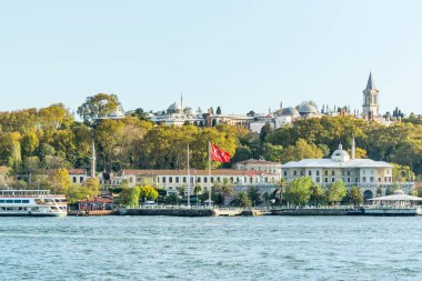 Boğazın kıyısındaki Topkapı Sarayı ya da Seraglio, İstanbul, Türkiye 'de büyük bir müzedir. 15. yüzyılda, Osmanlı sultanlarının ana konutu ve yönetim merkezi olarak hizmet vermiştir..
