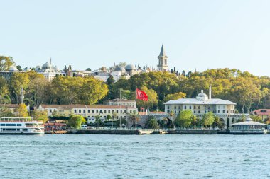 Boğazın kıyısındaki Topkapı Sarayı ya da Seraglio, İstanbul, Türkiye 'de büyük bir müzedir. 15. yüzyılda, Osmanlı sultanlarının ana konutu ve yönetim merkezi olarak hizmet vermiştir..