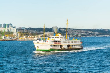 Avrupa ile Asya arasındaki kıta sınırının bir parçası olan Türkiye 'nin İstanbul Boğazı' nda seyahat eden bir turist gemisi görülüyor.
