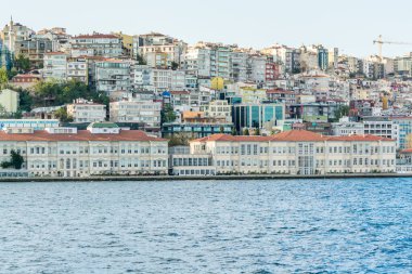 İstanbul, Türkiye 'de İstanbul Boğazı' nın kıyısındaki tarihi binalar.