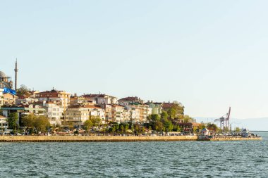 İstanbul, İstanbul, Türkiye 'deki Uskudar' da, İstanbul Boğazı 'nın Anadolu kıyısında gün batımında güzel binalar.