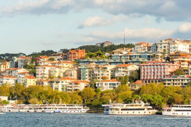 İstanbul, İstanbul, Türkiye 'deki Uskudar' da, İstanbul Boğazı 'nın Anadolu kıyısında gün batımında güzel binalar.
