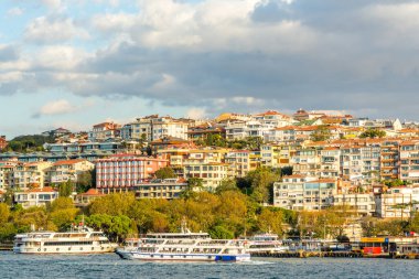 İstanbul, İstanbul, Türkiye 'deki Uskudar' da, İstanbul Boğazı 'nın Anadolu kıyısında gün batımında güzel binalar.