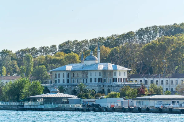 土耳其伊斯坦布尔玻斯普鲁斯海峡河岸的历史建筑 — 图库照片