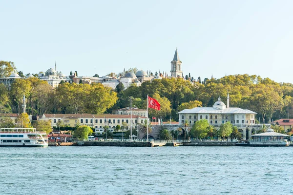 位于博斯普鲁斯海峡岸边的托普卡皮宫 Topkapi Palace 是土耳其伊斯坦布尔的一座大型博物馆 在15世纪 它是奥斯曼苏丹的主要居住地和行政总部 — 图库照片