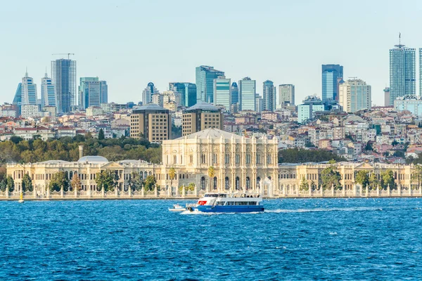 トルコのイスタンブールのBesiktas地区に位置するDolmabahce宮殿は イスタンブール海峡のヨーロッパの海岸にあり オスマン帝国の主な行政上の中心として機能しました — ストック写真