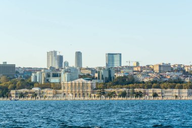 İstanbul 'un Beşiktaş ilçesinde yer alan Dolmabahce Sarayı, İstanbul Boğazı' nın Avrupa kıyıları ve İstanbul Boğazı kıyısındaki binalar.