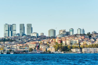 İstanbul, Türkiye 'de İstanbul Boğazı' nın kıyısındaki tarihi binalar.