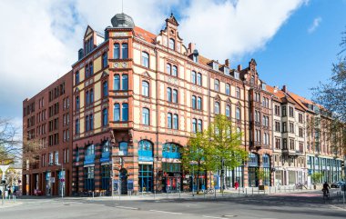 Almanya 'nın Hannover şehrinde modern binalarla sokak manzarası. 