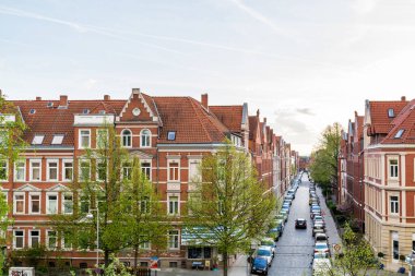 Almanya 'nın Hannover şehrinde modern binalarla sokak manzarası. 