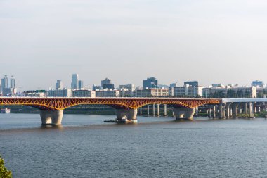 Hangang Nehri (Han Nehri) üzerinde Güney Kore 'de Seul Skyline' a karşı köprü