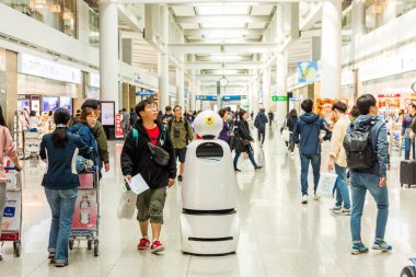 Seul-Incheon Uluslararası Havalimanı 'ndaki Bilgi Robotu, Seul Başkent Bölgesi' ne hizmet veren birincil havaalanı ve dünyanın en büyük ve en işlek havalimanlarından biri.