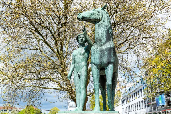 Bronsestatue Naken Mann Hest Hannover Tyskland – stockfoto