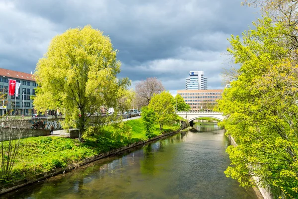 Město Hannover Řekou Budovami Zelenými Stromy Dubnu Německu — Stock fotografie