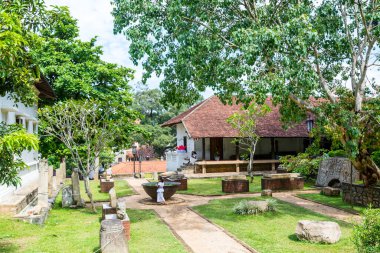 Sri Dalada Maligawa kompleksi içindeki binalar ya da Sri Lanka, Kandy 'deki bir Budist tapınağı olan Kutsal Diş Kalıntısı Tapınağı. Buda 'nın dişinin kalıntılarına ev sahipliği yapar..