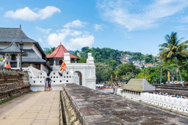 Sri Dalada Maligawa kompleksi içindeki binalar ya da Sri Lanka, Kandy 'deki bir Budist tapınağı olan Kutsal Diş Kalıntısı Tapınağı. Buda 'nın dişinin kalıntılarına ev sahipliği yapar..