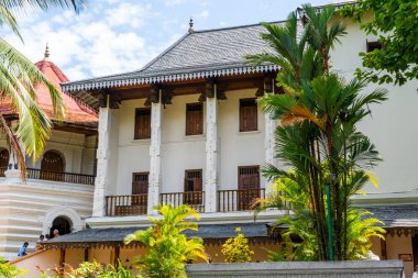 Sri Dalada Maligawa kompleksi içindeki binalar ya da Sri Lanka, Kandy 'deki bir Budist tapınağı olan Kutsal Diş Kalıntısı Tapınağı. Buda 'nın dişinin kalıntılarına ev sahipliği yapar..