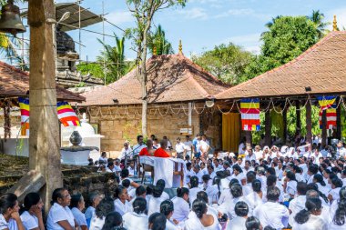 Budist hacılar, Sri Dalada Maligawa ya da Sri Lanka 'daki Kutsal Diş Tapınağı' nın köşkünde Vesak Günü 'nü ya da Buda Jayanti, Buda Günü' nü kutluyorlar..