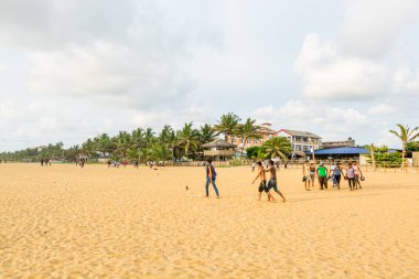 Vesak Günü resmi tatilinde Sri Lanka 'daki Negombo plajında tatil ve restoranlar.