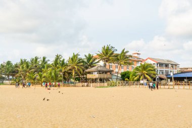 Vesak Günü resmi tatilinde Sri Lanka 'daki Negombo plajında tatil ve restoranlar.
